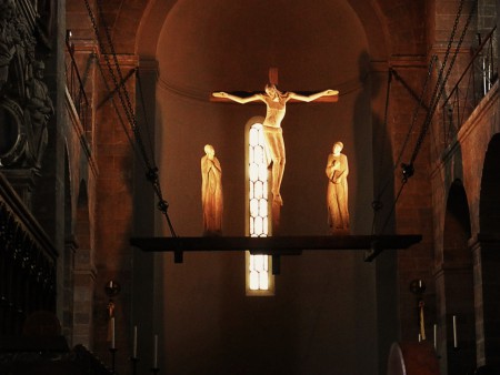 Romanische Kreuzigungsgruppe über dem Altar in der Basilika des Stiftes Seckau